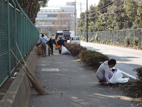 工場周辺の歩道・バス停などの清掃